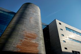Seks år gamle Vågen skole har allerede store skader på den ubehandlede trefasaden.