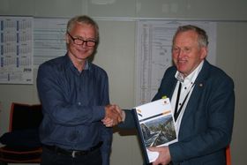 Knut Harstad fra Hæhre og Torbjørn Naimak fra Statens vegvesen har signert tunnelkontrakten.