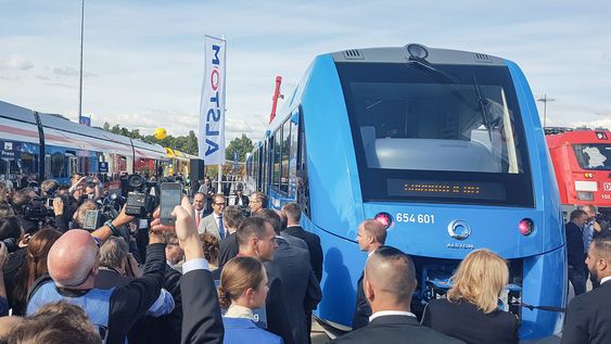 Stor stahei: Når den tyske ministeren for transport og digital infrastruktur kommer for å se på det nye hydrogentoget, blir det liv i kameraene.