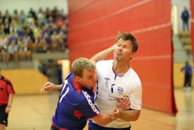FULLKONTAKT: John Beyer mener herrehåndball på mange måter kan sammenlignes med kampsport. Veteranen får sammen med lagkameratene mange og solide trøkker i løpet av kampenes 60 minutter..