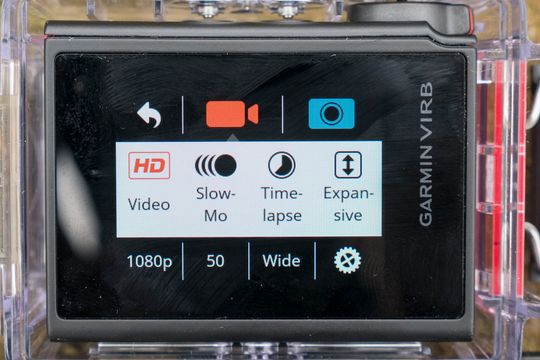 Hvis vi drar i den ene hvite stripen kommer vi til en hurtigmeny, med tilgang til kamerainnstillingene og hurtigoppsett for video, sakte-film med mer.