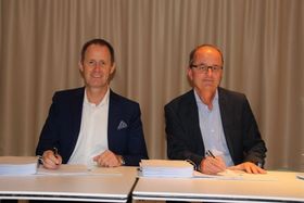 Her signeres avtalen mellom Lyse og Tieto. Leder for Tieto Norge, Christian Schøyen, til venstre og konsernsjef Eimund Nygaard i Lyse til høyre.