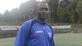 Ahmed Adam Babour øsnker å integrere flyktninger gjennom fotball.