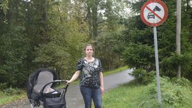 Tone Isene Waaler er frustrert over mopedkjøringen på gangstien mellom Jonas Lies vei og Sofiemyrhallen.