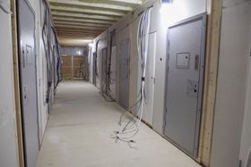 Fengselscellene kommer så godt som klare til bruk med både ferdigmalte vegger, ferdig gulv, stikkontakter og toalett.