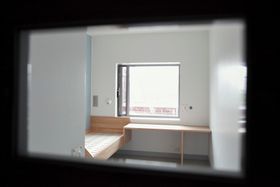 Fengselscellene på 12 kvadratmeter må bare kobles til strøm og vann før de kan møbleres og tas i bruk.
