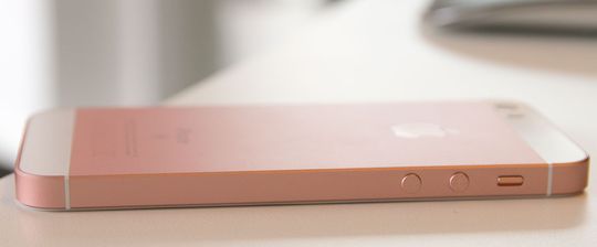 iPhone SE ser kanskje ut som en iPhone 5/5S, men batteriet er annerledes.