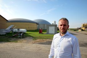 Daglige leder Ove Petersen i GP Joule selger elektrolysører for at overskuddsvindkraften i Nord-Tyskland skal kunne lagres og ikke gå til spille.