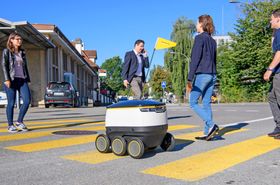 Starship-roboten prøves ut flere steder i Europa, blant annet her i Bern i samarbeid med Swiss post. © Béatrice Devènes.
