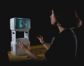 Skjermen kan styres med Leap Motion-sensoren, men har også berøringsflate på sidene.