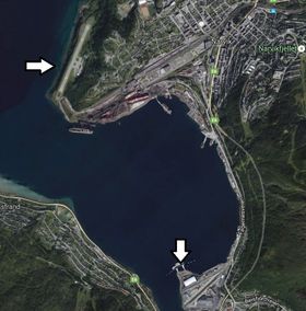 Flyplassen er merket med pilen øverst og plassering av LNG-terminal ved pilen nederst. Dersom det bygges LNG-anlegg eller annen industri med behov for gass, vil det legges en rørledning på havbunnen.