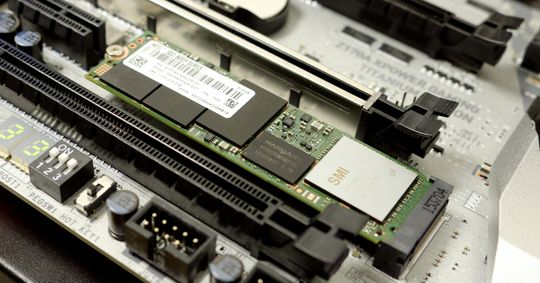 Med M.2-kontakten klemt inn mellom et par PCIe-spor blir det ikke alltid så mye lufting for M.2-disken.