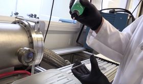 Dråpene simpelthen «spretter» bort når de lander på overflaten, som det her vises en prototype av.