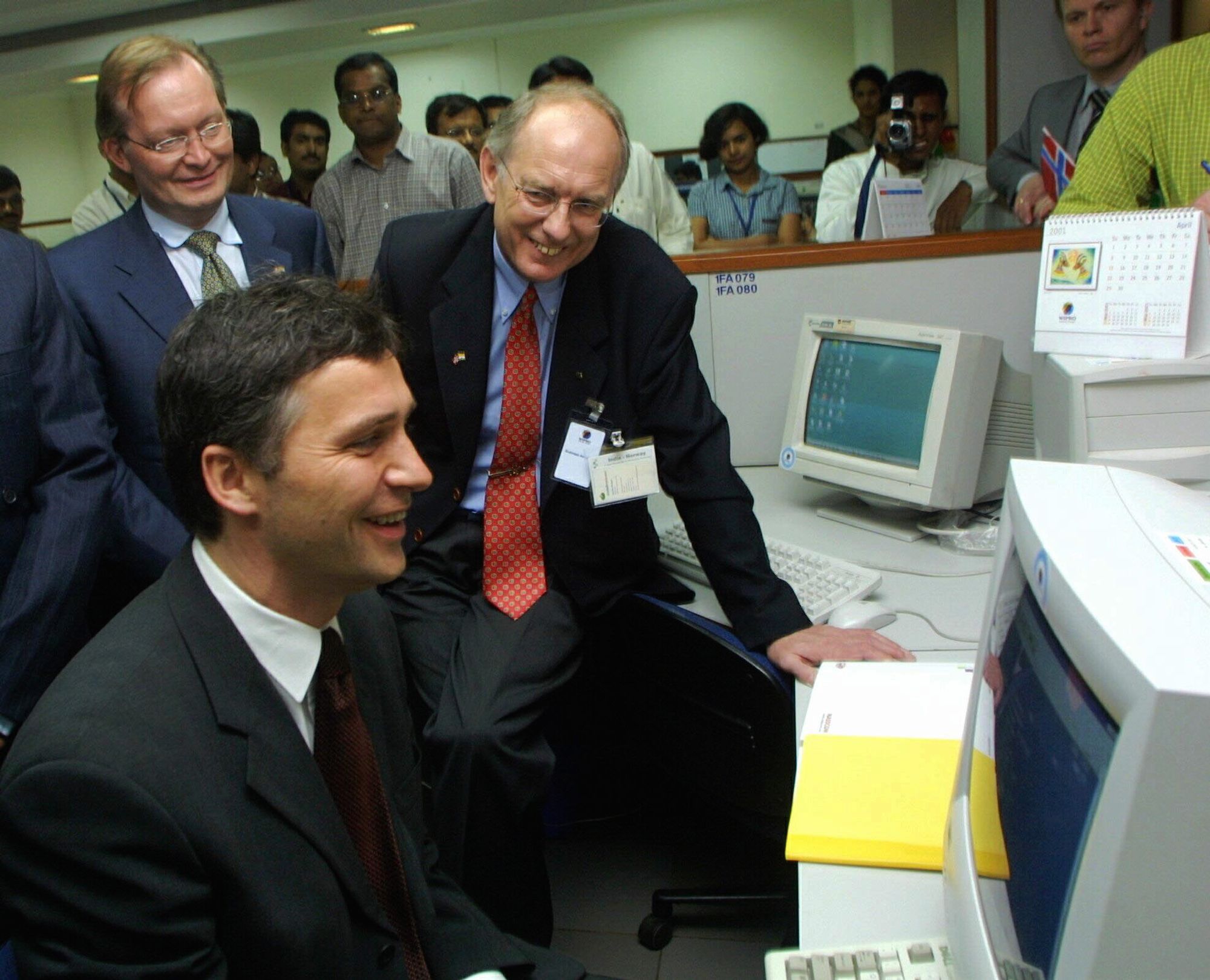 I 2001 valgte Skatterdirektoratet å sette bort endel av sin IT-virksomhet til Wipro Technologies i Banglore, India. Her viste daværende seksjonsjef i Skattedirektoratet, Karl Olav Wroldsen, hvordan det fungerte i praksis, mens daværende statsminister Jens Stoltenberg så på.