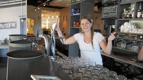 KNALLFORNØYD: Anette Embretsen på Kullebunden spiseri har hatt besøk to ganger av Mattilsynet, og har begge gangene fått smilefjes!