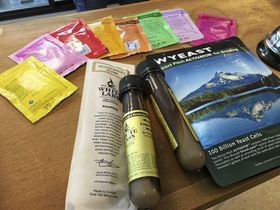VELG RETT GJÆR: Hver eneste av de mange gjærslagene du ser her har spesielle egenskaper og passer til forskjellige brygg. Hør med eksperten!