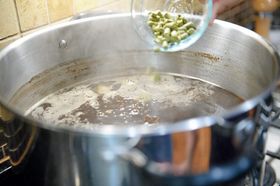SETTER SMAKEN: Tørrhumle helles oppi under kokeprosessen, og setter smak på ølet.