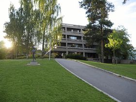 RIVES ELLER BEVARES? Rådmannen mener at dersom arealet til rådhuset skal anvendes til boligformål, bør selve rådhuset sannsynligvis rives. Fylkeskommunen er ikke enig med en slik anbefaling. Foto: Yana Stubberudlien