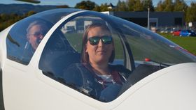 ANDRE GANG: Det var andre gangen Ingeborg Louise Enhuus fra Mjøndalen fløy seilfly. Her er hun sammen med instruktør Hans Borge.