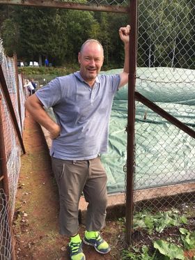 VETERAN: Boblekomitèens leder Einar Granlien leder an den årlige bobledugnaden med stø hånd. Her er han tydelig fornøyd etter å ha satt «luft» på bobla, på 27. året!