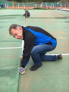 SJEFEN SJØL I ARBEID: Stig Kjønstad, som er leder i Kolbotn Tennisklubb, melder om økt interesse for tennis. Her er passer han på at teppene treffer hverandre med rett linje.