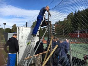 HARDT ARBEID: Organisator og spiller Ingar Undrum dirigerer mye muskelkraft for å trekke bobla rundt nødåpningen.