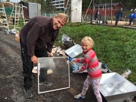 TIDLIG KRØKES: Charlotte, 5 år, er en ivrig tennisspiller og hjelper her Gunnar Dahlquist med å vaske lysannlegget. Dugnadsånd og tennisspil – «hånd i hånd.».
