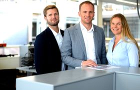 Kommersiell direktør Martin Nerstad (i midten) leder E24s annonseavdeling. Her høsten 2015, sammen med Thomas Rønnerud og Lise K. Olsen.