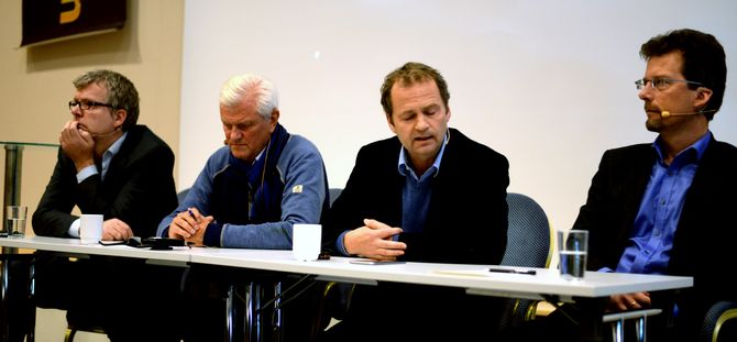 Debatt på Gull & Gråstein-konferansen i helga, fra venstre: Jon Hustad, Frode Rekve, NRKs utenriksredaktør Knut Magnus Berge - og Håkon Fenstad fra UDI.