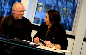 Reidun Kjelling Nybø, assisterende generalsekretær i Norsk Redaktørforening. Til venstre generalsekretær Arne Jensen. Bildet er fra våren 2015.