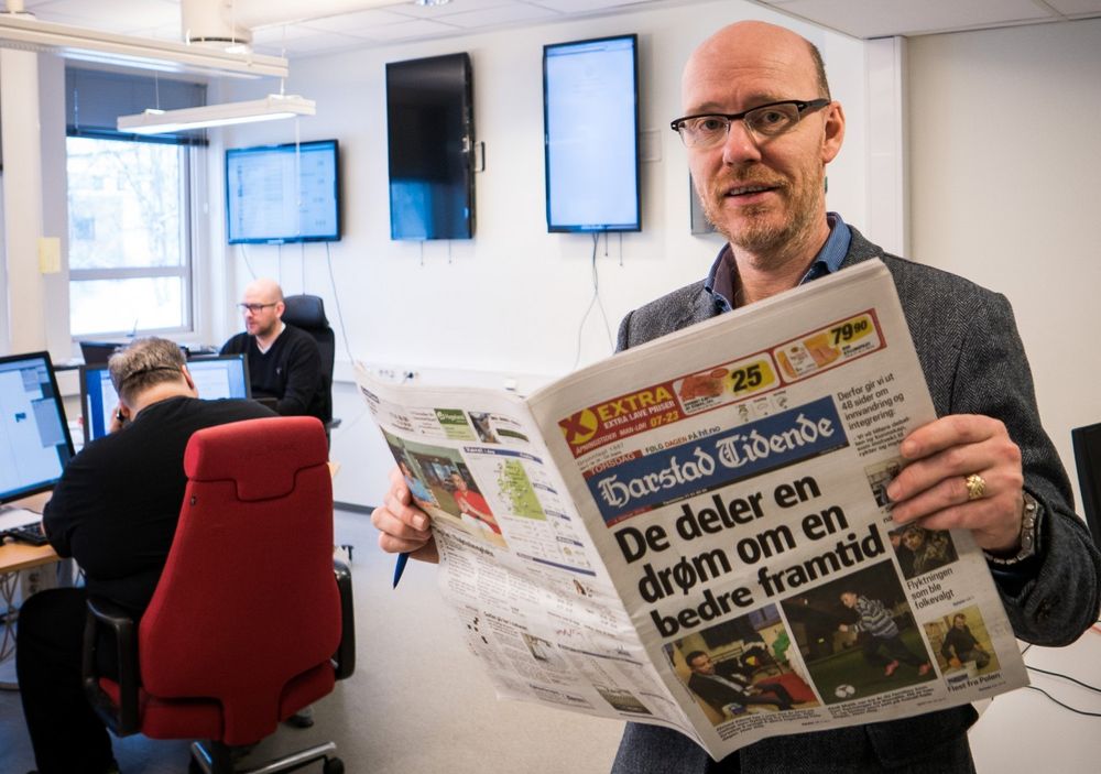 KJELL RUNE HENRIKSEN, ansvarlig redaktør i Harstad Tidende, med dagens avis.