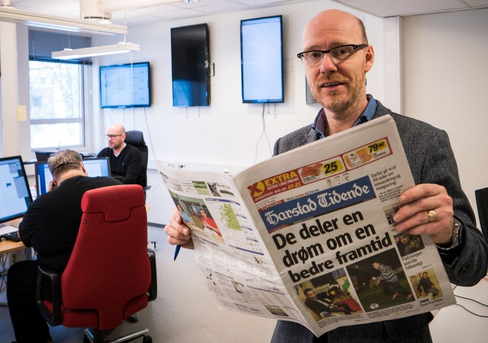 KJELL RUNE HENRIKSEN, ansvarlig redaktør i Harstad Tidende, med dagens avis.