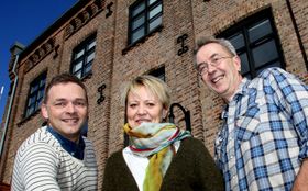 AKERSPOSTEN: Disse tre stod i fjor bak relanseringen av den 111 år gamle lokalavismerkevaren. Fra venstre: Fredrik Eckhoff, Hanne Bae Ottho og Vidar Bakken.