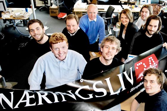 Her er gjengen som startet E24 for 11 år siden. Bak fra venstre: Schibsted-trainee Andreas Thorsheim, salgssjef Morten Carlsen, VG-journalist Bjørn Haugan, Aftenposten-journalist Gunhild Haugnes, frontredigerer Erik Samland og journalist Lars Magne Sunnanå. Foran f.v.: Publisher Hans-Christian Vadseth, nyhetssjef Per Valebrokk og frontredigerer Jon Herland.