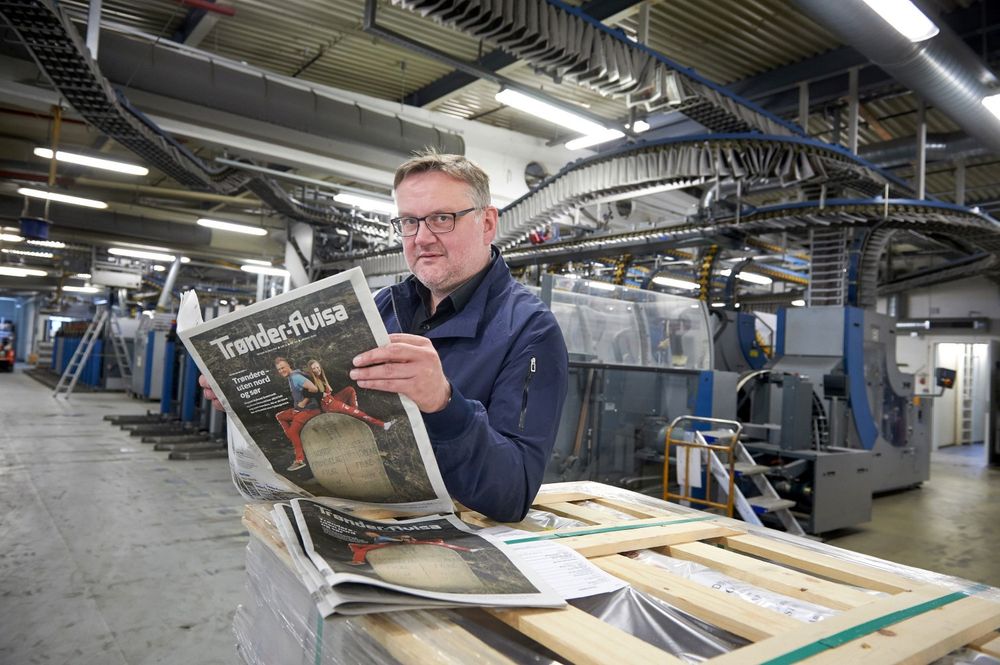 Sjefredaktør John Arne Moen med «spesialavisa» om Sør-Trøndelag i trykkeriet til Polaris på Heimdal utenfor Trondheim.