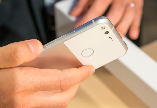 Google Pixel har en nokså uvanlig design med metall og glass på baksiden. Den minner likevel en del om HTC 10 når du holder den.