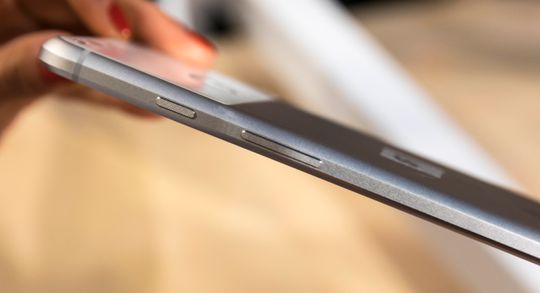 Pixel XL er ikke blant de tynneste telefonene på markedet, men heller ikke blant de tykkeste.