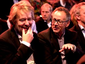 John Arne Markussen og Torry Pedersen - sistnevnte nå publistisk ansvarlig i Schibsted Norge. Bildet er fra en markering for Alf Hildrum vinteren 2015.