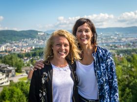 Sjefredaktør Kristin Monstad i Drammens Tidende (t.v.) - her med publiseringsredaktør Janne Sundelius Braathen, som blant annet har ledet arbeidet med nettdesken.