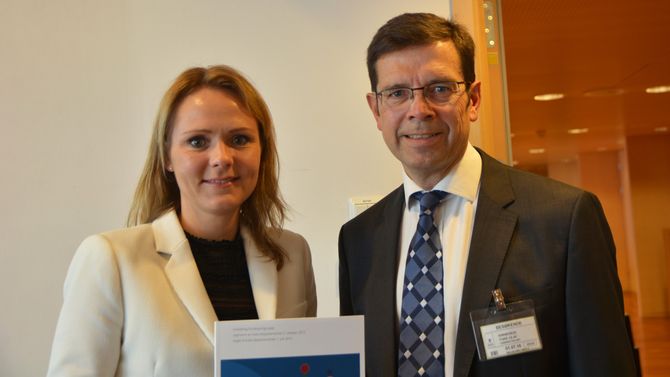Kulturminister Linda Hofstad Helleland og utvalgsleder Tore Olaf Rimmereid. (Foto: Elisabeth Fjørtoft/KUD)
