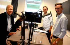 Stig Arild Pettersen med Simon Stjern og Carl I. Hagen under innspilling av podkasten "Ærlig talt!".