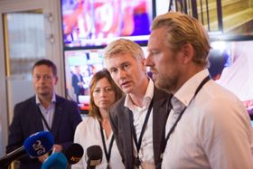 TV 2-ledelsen under en pressekonferanse i Bergen i september 2016. Fra venstre: Kommunikasjonssjef Jan-Petter Dahl, HR-/kommunikasjonsdirektør Sarah Willand, sjefredaktør og direktør Olav Sandnes og daværende nyhets- og sportsdirektør Jan Ove Årsæther.