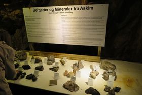 GOD OVERSIKT: Inne i gruven får du forklart hva som fantes og finnes her inne.
