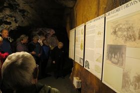 INFOVEGGER: Gode plansjer viser gruvehistorien og gir et godt innblikk i virksomheten.