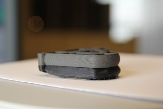 Det grå hjertet er laget på Duplicator I3 V2.1 med filamentet Magnetic Iron, som er et PLA-komposittmateriale. Under ligger det sorte hjertet fra da Vinci Mini w, med tydelig sammentrekning og vridning flere steder.