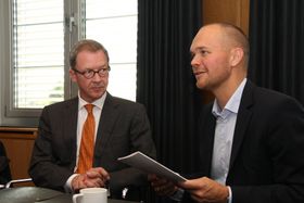 Idar Kreutzer, Regjeringens Ekspertuvalg for grønn konkurransekraft, mottok i dag rapporten "Sjøkart for grønn kystfart" av Amund Drønen Ringdal fra Rederiforbundet.