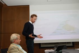 Programdirektør for Grønt kysfartsrogram, Narve Mjøs (sittende) og Magnus Eide fra DNV GL presenterte rapporten "Sjøkart for grønn kystfart" til Idar Kreutzer i regjeringens Eksperutvalg for grønn konkurransekraft.