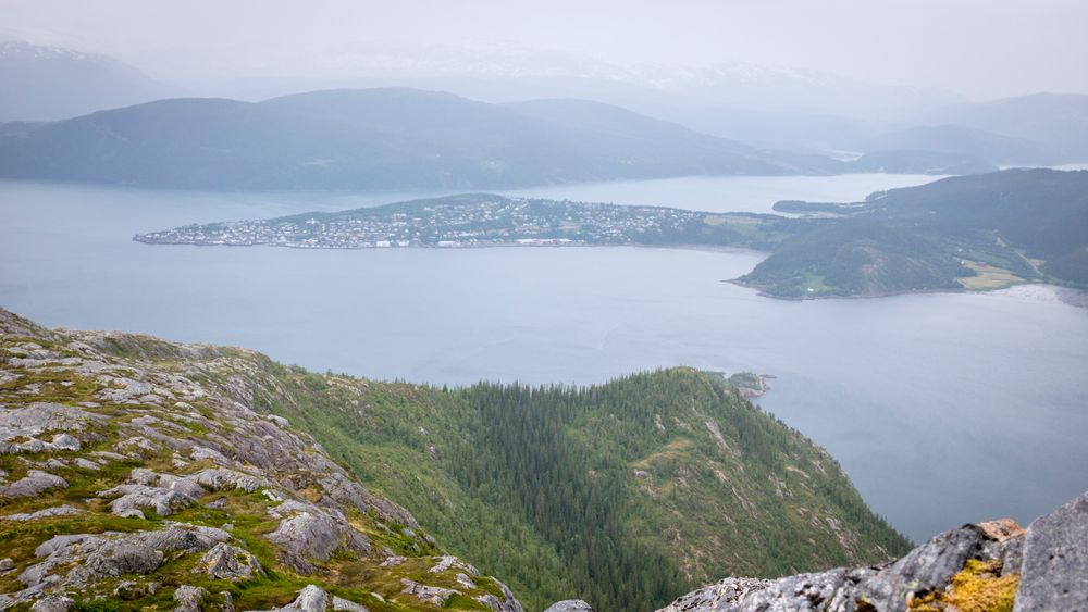 En lang tur opp, men fotograferingen måtte foregå kjapt, siden GX80 ikke er værtett og dermed må skånes for regnskuren som kom. 8s -f/5.6 - ISO 200. Optimalisert fra RAW.