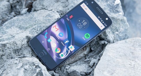 Moto Z har ikke hodetelefonkontakt, men leveres med overgang fra USB type-C til mini-jack. Overgangen virker ikke med andre USB type-C-enheter.