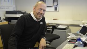 STOR PÅGANG: Thomas Engebretsen, daglig leder hos Ødegården Auto har allerede stor pågang på dekkskifte.
